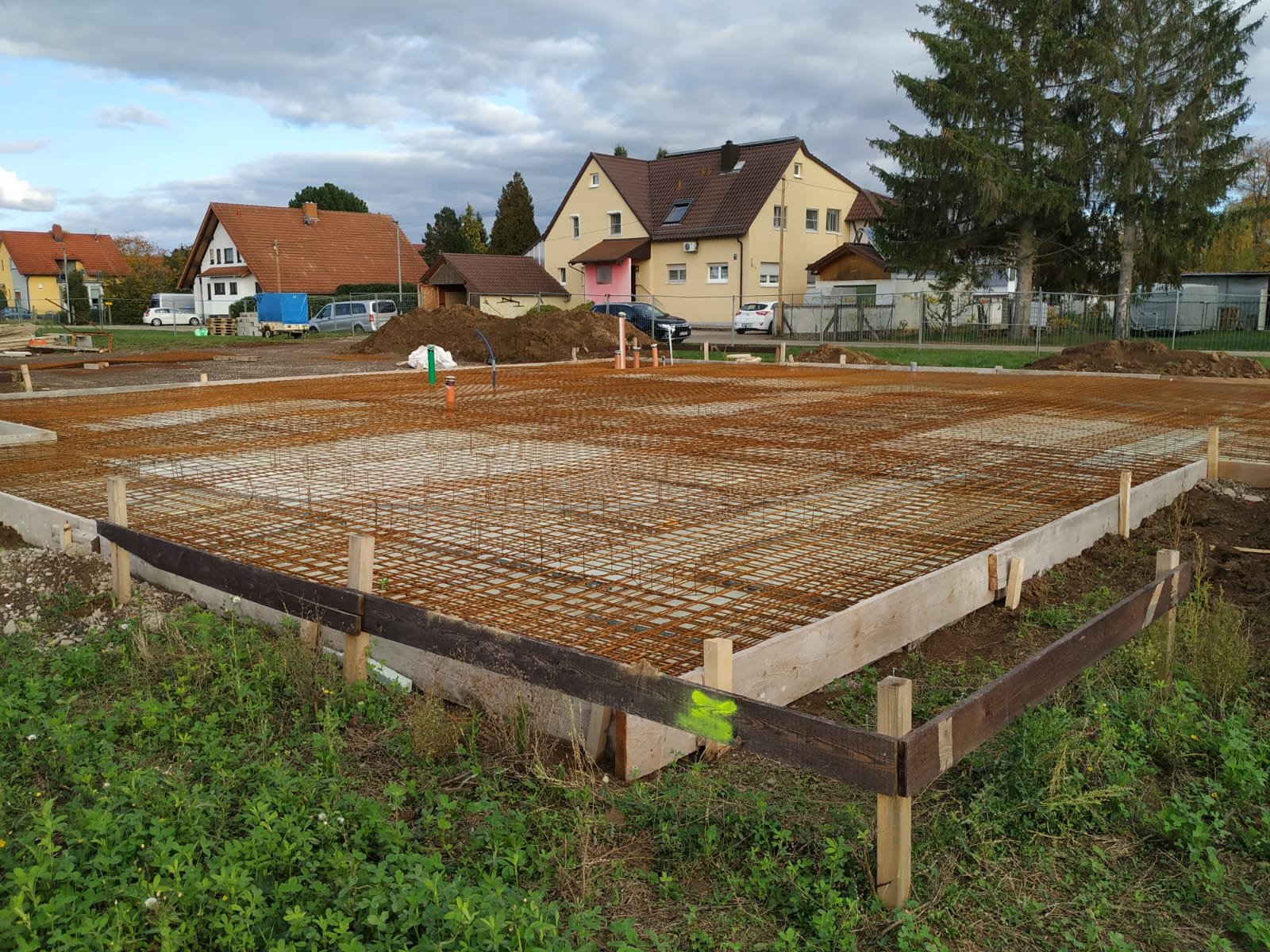 Bodenplatte mit Stahlbewehrung, vorbereitet zum Betonieren.